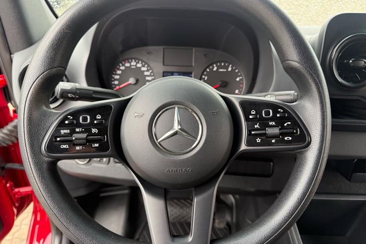 Rød Mercedes Sprinter fra 2019