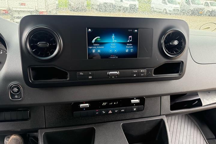 Rød Mercedes Sprinter fra 2019