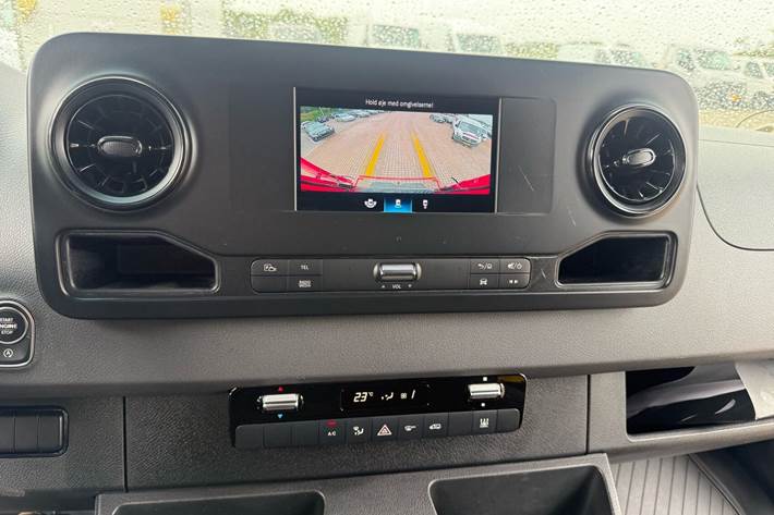 Rød Mercedes Sprinter fra 2019