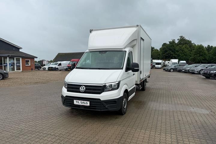 Hvid VW Crafter fra 2022 set udefra