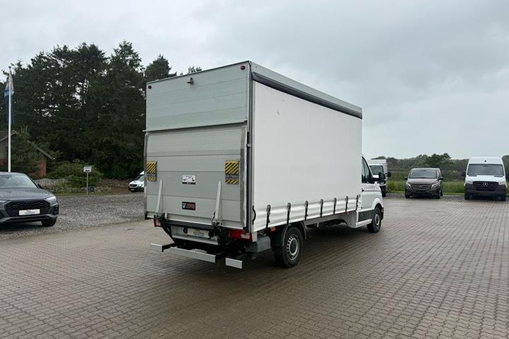 Hvid VW Crafter fra 2022 set udefra