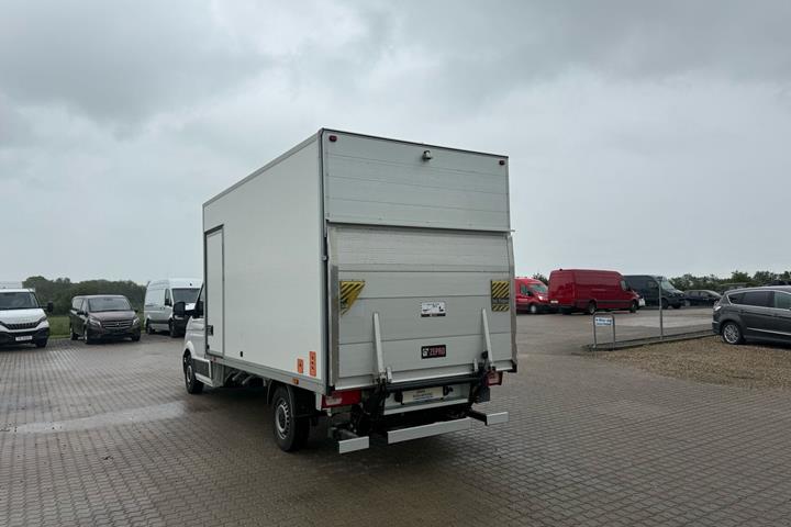 Hvid VW Crafter fra 2022 set udefra