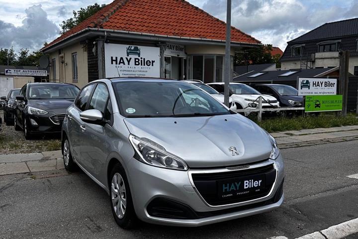 Sølv Peugeot 208 fra 2017 set udefra
