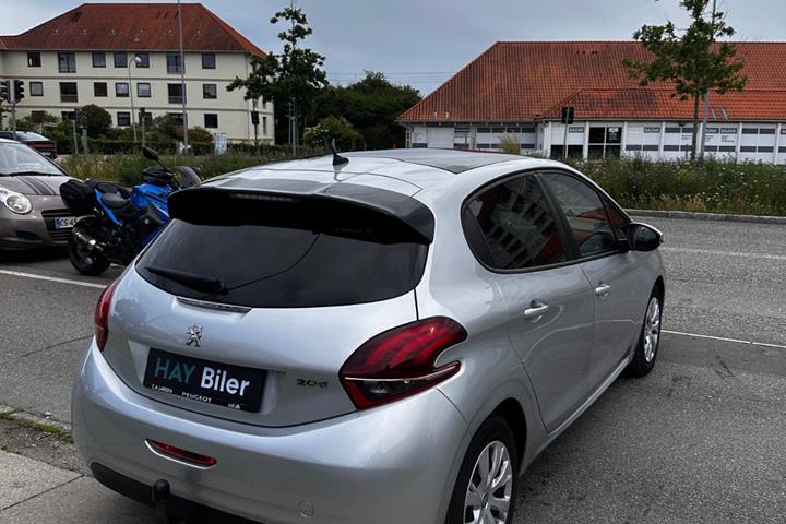 Sølv Peugeot 208 fra 2017