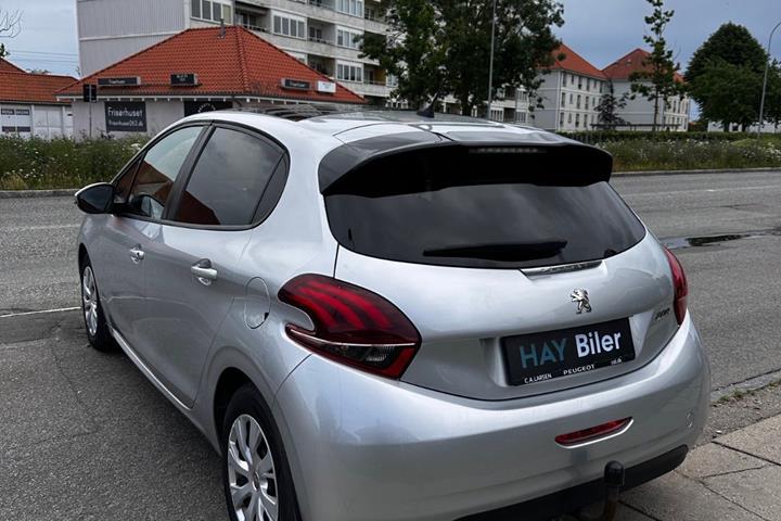 Sølv Peugeot 208 fra 2017