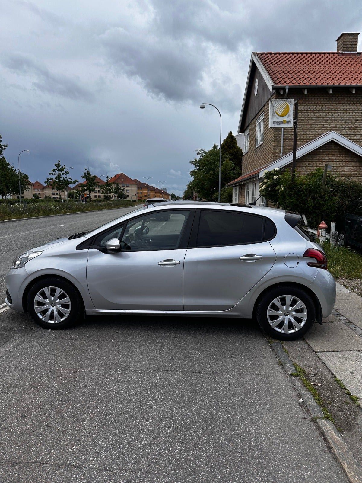 Sølv Peugeot 208 fra 2017