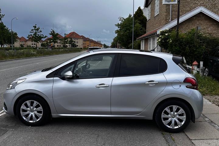 Sølv Peugeot 208 fra 2017