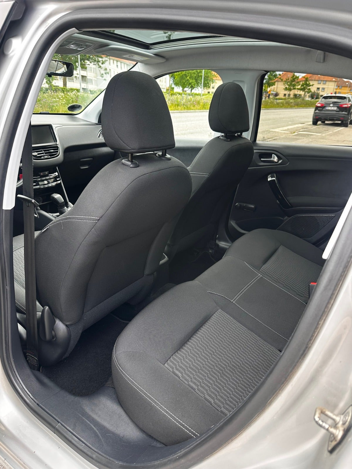 Sølv Peugeot 208 fra 2017