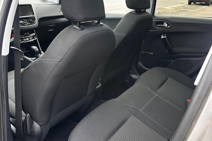 Sølv Peugeot 208 fra 2017