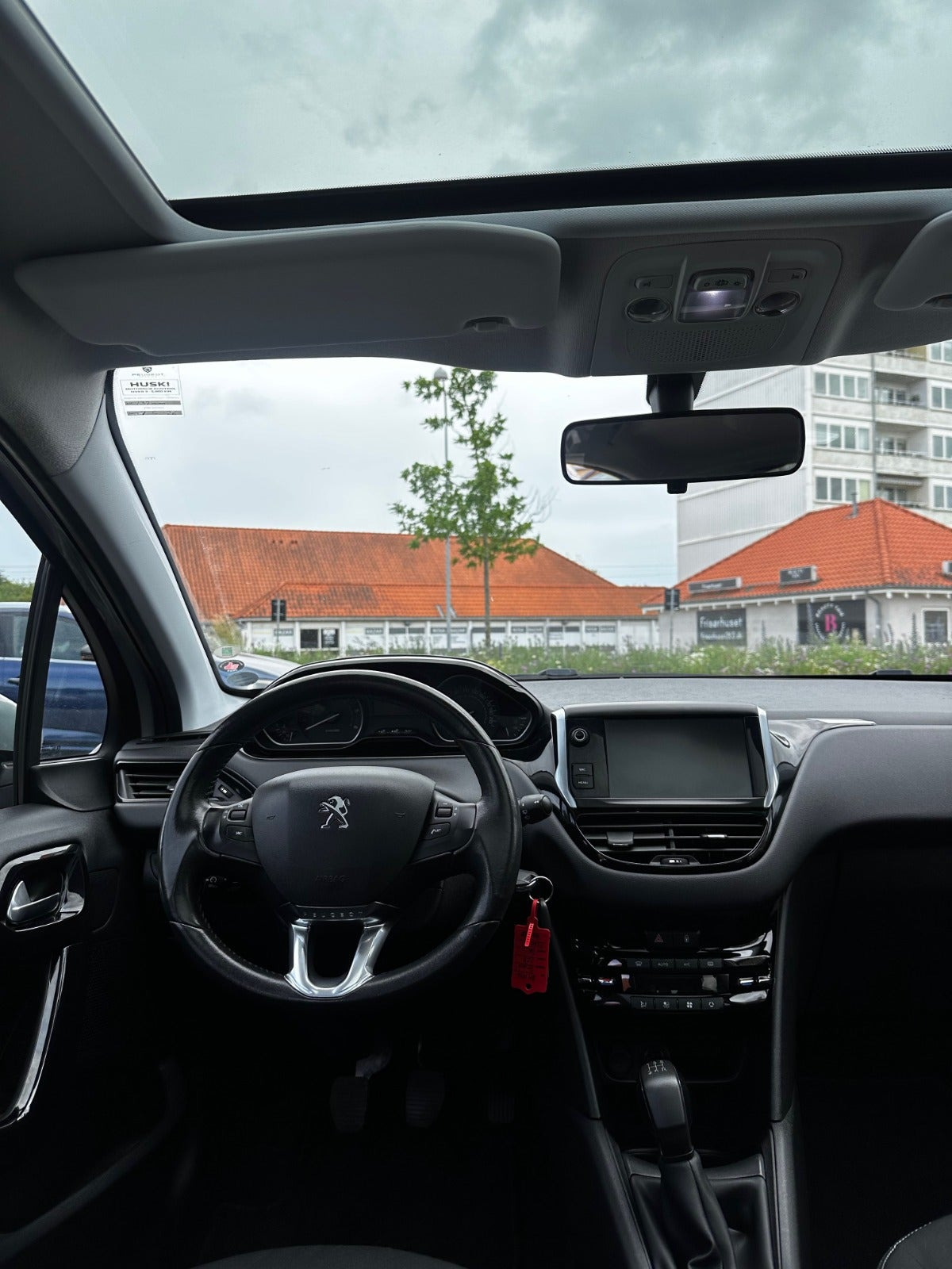Sølv Peugeot 208 fra 2017