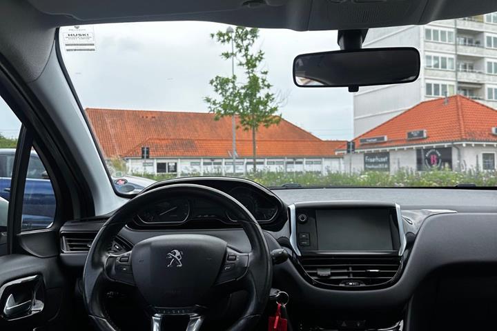 Sølv Peugeot 208 fra 2017