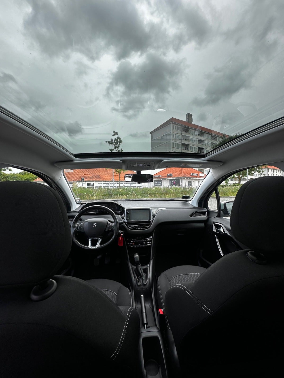 Sølv Peugeot 208 fra 2017