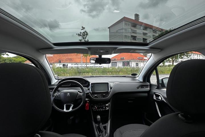 Sølv Peugeot 208 fra 2017