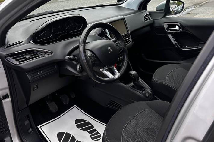 Sølv Peugeot 208 fra 2017