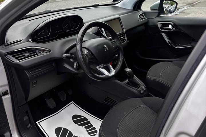 Sølv Peugeot 208 fra 2017