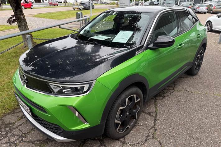 Grøn Opel Mokka-e fra 2021 set udefra