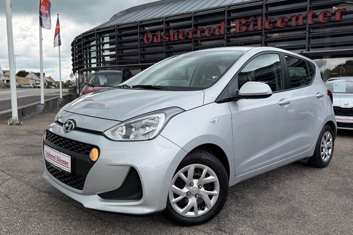 Sølv Hyundai i10 fra 2018 set udefra