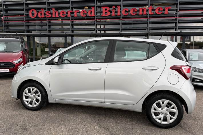 Sølv Hyundai i10 fra 2018