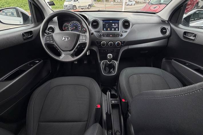 Sølv Hyundai i10 fra 2018