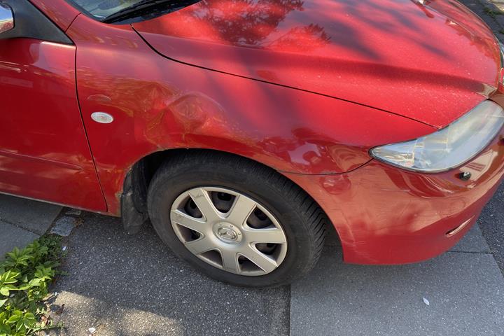 Rød Mazda 6 fra 2001