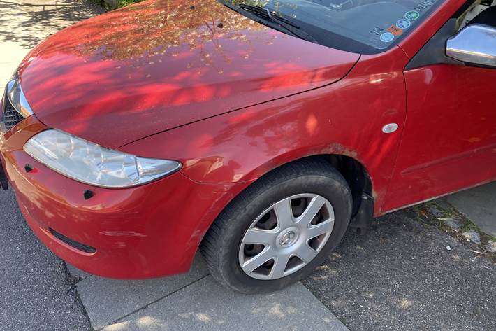 Rød Mazda 6 fra 2001