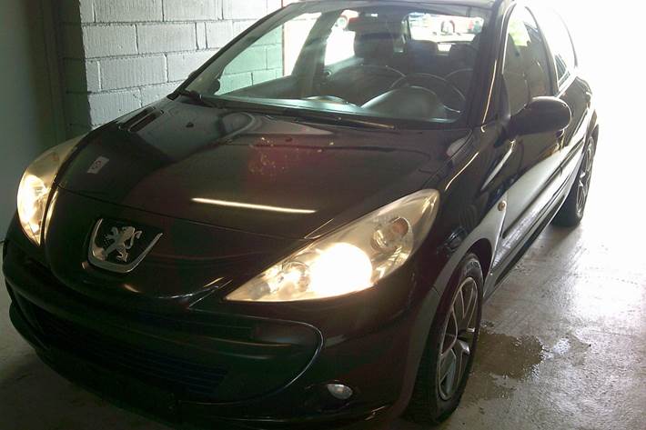 Gul Peugeot 206+ fra 2011 set udefra