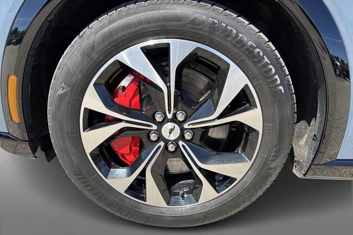 Blå Ford Mustang Mach-E fra 2023