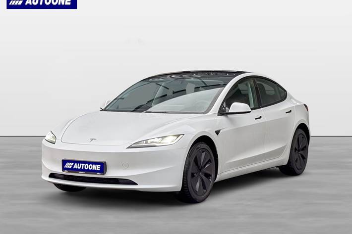 Hvid Tesla Model 3 fra 2024 set udefra