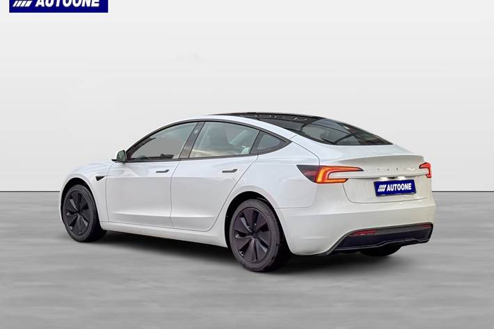Hvid Tesla Model 3 fra 2024