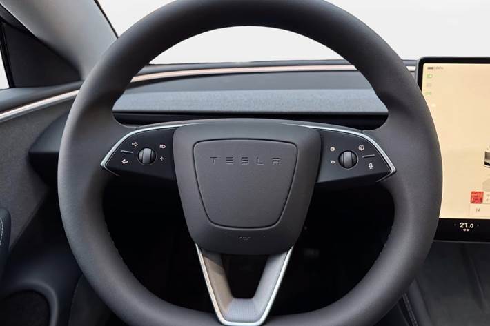 Hvid Tesla Model 3 fra 2024