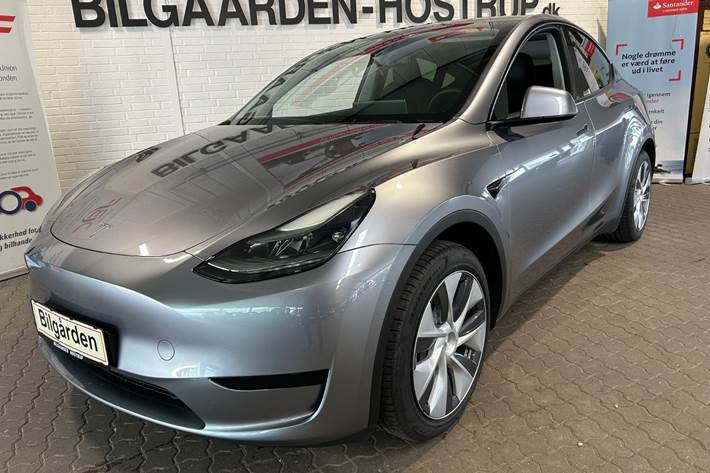 Grå Tesla Model Y fra 2024
