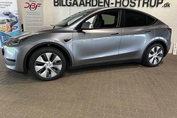 Grå Tesla Model Y fra 2024