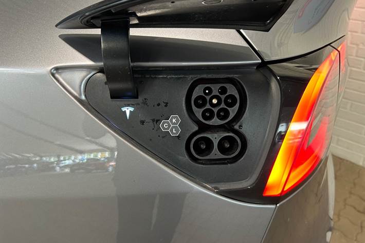 Grå Tesla Model Y fra 2024