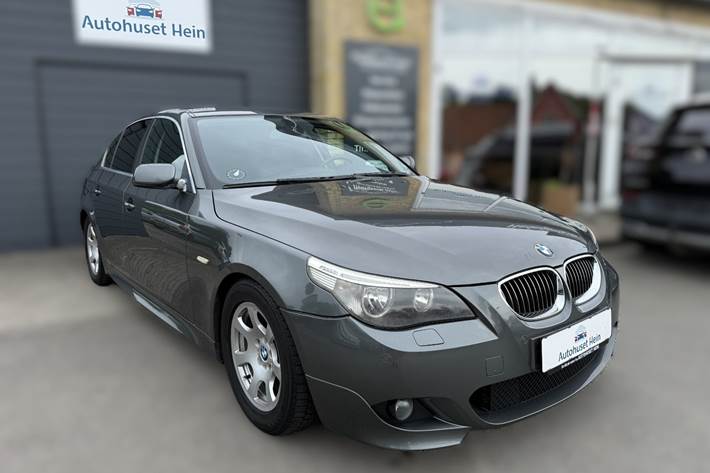 Grå BMW 523i fra 2006 set udefra