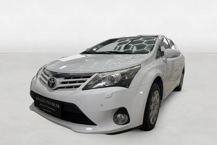 Grøn Toyota Avensis fra 2014 set udefra