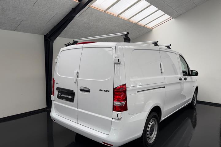 Sort Mercedes Vito 114 fra 2021