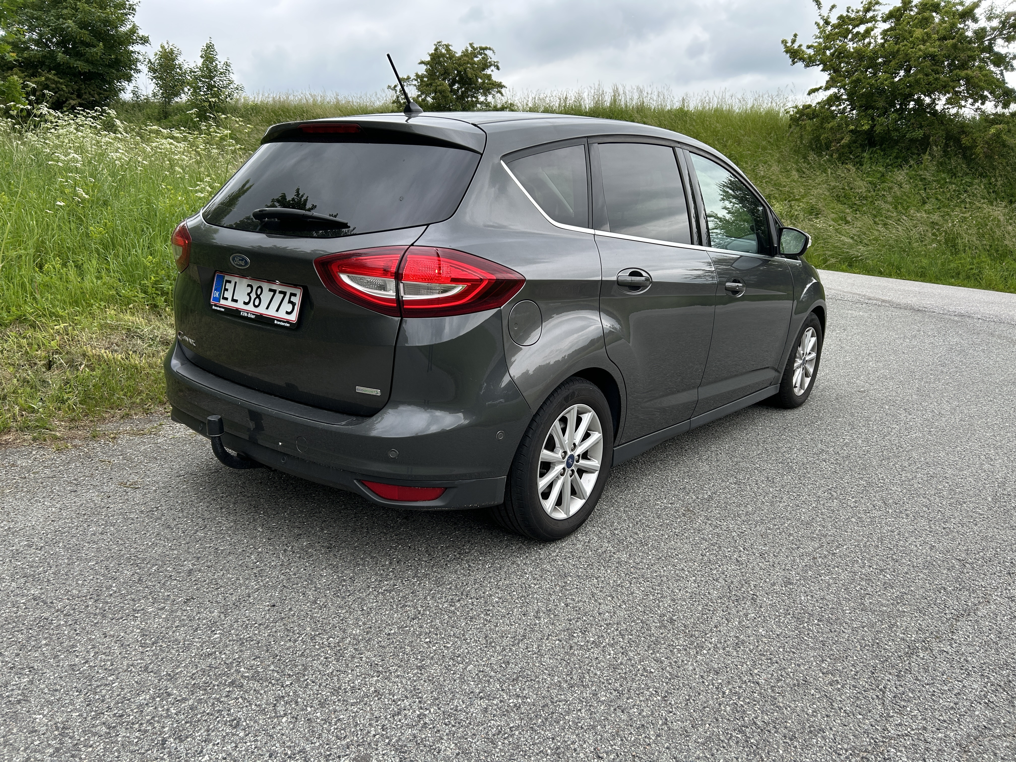 Grå Ford C-MAX fra 2017