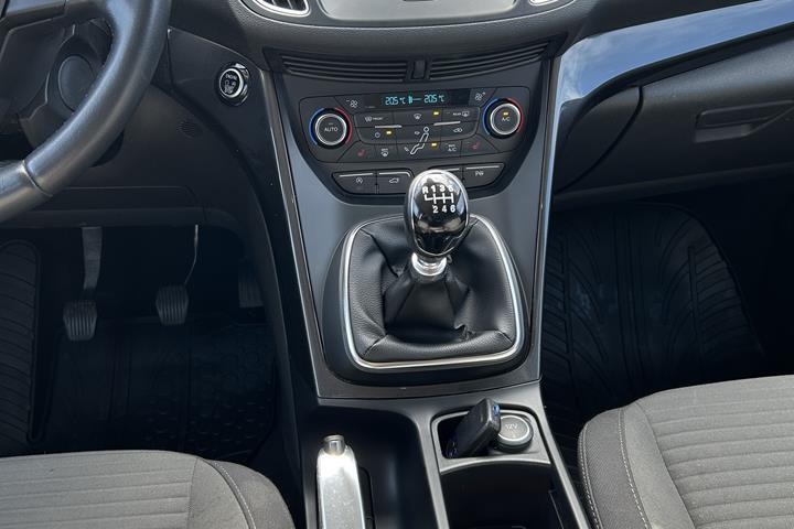 Grå Ford C-MAX fra 2017