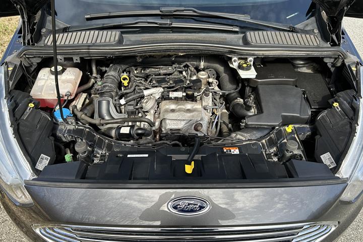 Grå Ford C-MAX fra 2017
