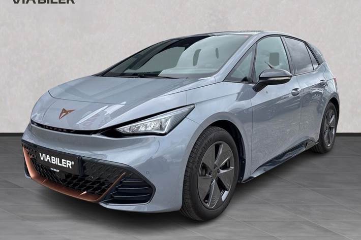Grå Cupra Born fra 2024 set udefra