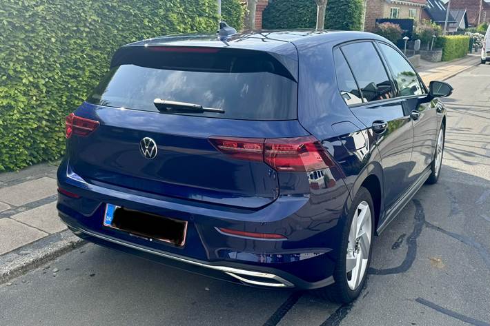 Blå VW Golf fra 2021