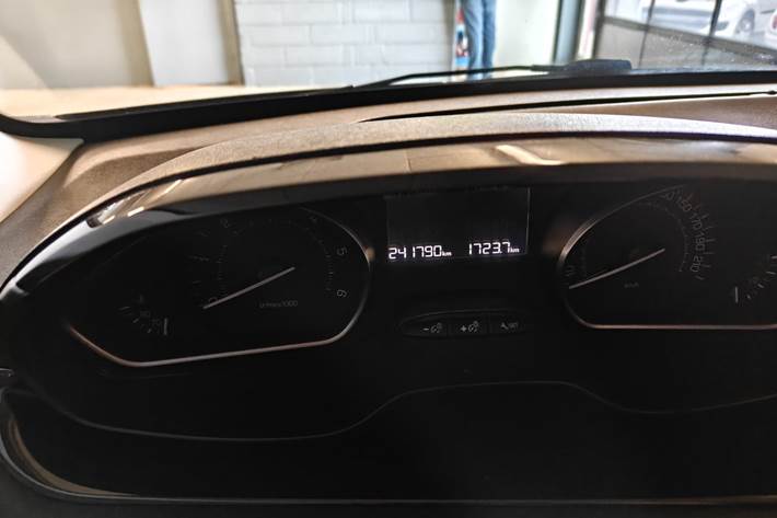 Gul Peugeot 208 fra 2018