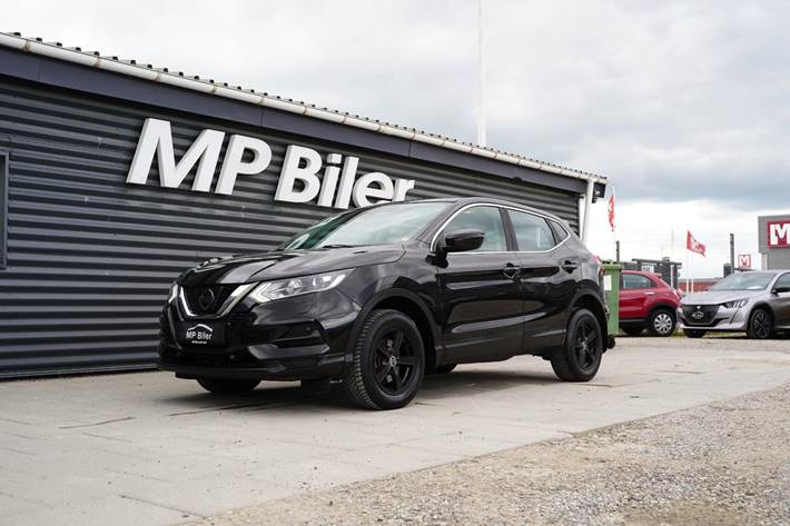 Sort Nissan Qashqai fra 2018 set udefra