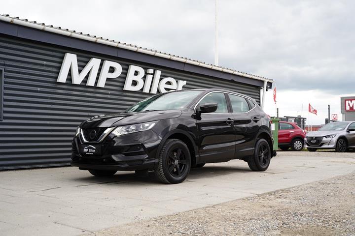 Sort Nissan Qashqai fra 2018 set udefra