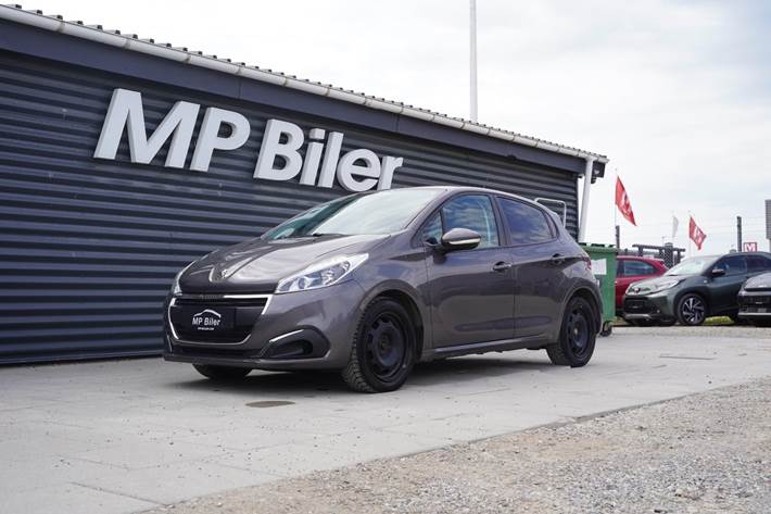 Grå Peugeot 208 fra 2019 set udefra