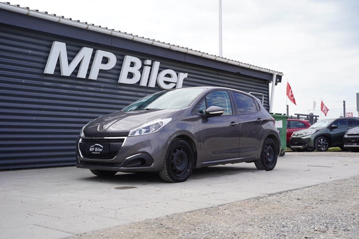 Grå Peugeot 208 fra 2019 set udefra