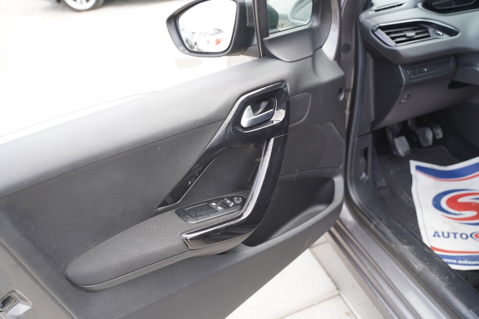 Grå Peugeot 208 fra 2019