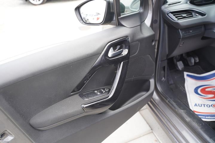 Grå Peugeot 208 fra 2019