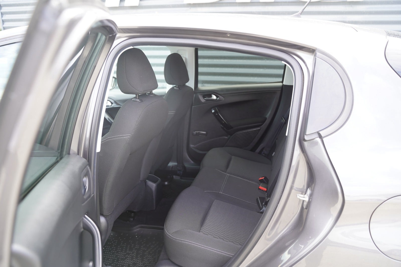 Grå Peugeot 208 fra 2019