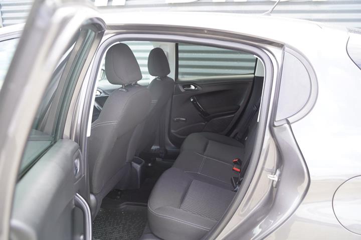 Grå Peugeot 208 fra 2019